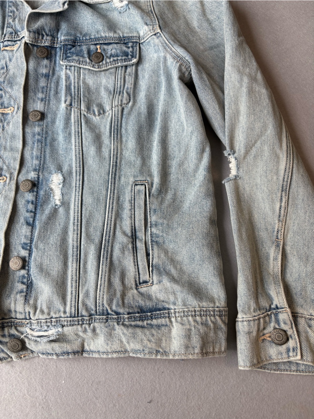 Old Navy Oversized Distressed Denim Jacket Light Wash sz L 100% Cotton - Picture 4 of 12